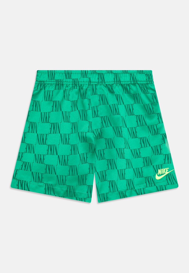 Žali Nike maudymosi šortai su juodu viso paviršiaus logotipu, elastinga juosmens dalimi ir mažu geltonu logotipu apatinėje dešinėje pusėje.