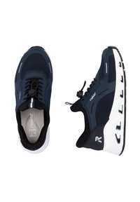 Marina blå sportskor med ovandel i nät, svarta accenter, en vit mellansula och ett justerbart snörningssystem med dragsko.