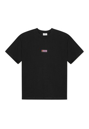 Μαύρο T-shirt με κοντά μανίκια και ένα μικρό ορθογώνιο μπαλώμα λογότυπου "LES DEUX" στο κέντρο του στήθους.