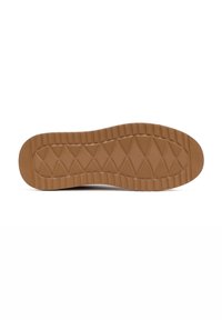 Suela de zapato de goma marrón con una superficie texturizada. Patrones en forma de diamante y horizontales para un mejor agarre. Punta redondeada con una ligera curva en el borde del talón.