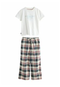 Biele krátke rukávy tričko s nápisom "SUPERDRY & CO" v kombinácii s smotanovými, námorníckymi a červenými károvanými nohavicami so šnúrkou, položené na bielom pozadí.