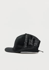 Μαύρο καπέλο με δομημένο γείσο, με πλέγμα στο πίσω μέρος για αερισμό. Κατασκευασμένο από συνθετικό υλικό, με υφή στην επιφάνεια.