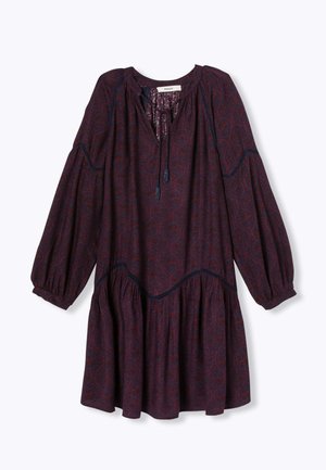Robe à manches longues d'un bordeaux profond avec un motif floral, présentant un décolleté arrondi, un buste froncé et une jupe fluide avec des détails en niveaux.