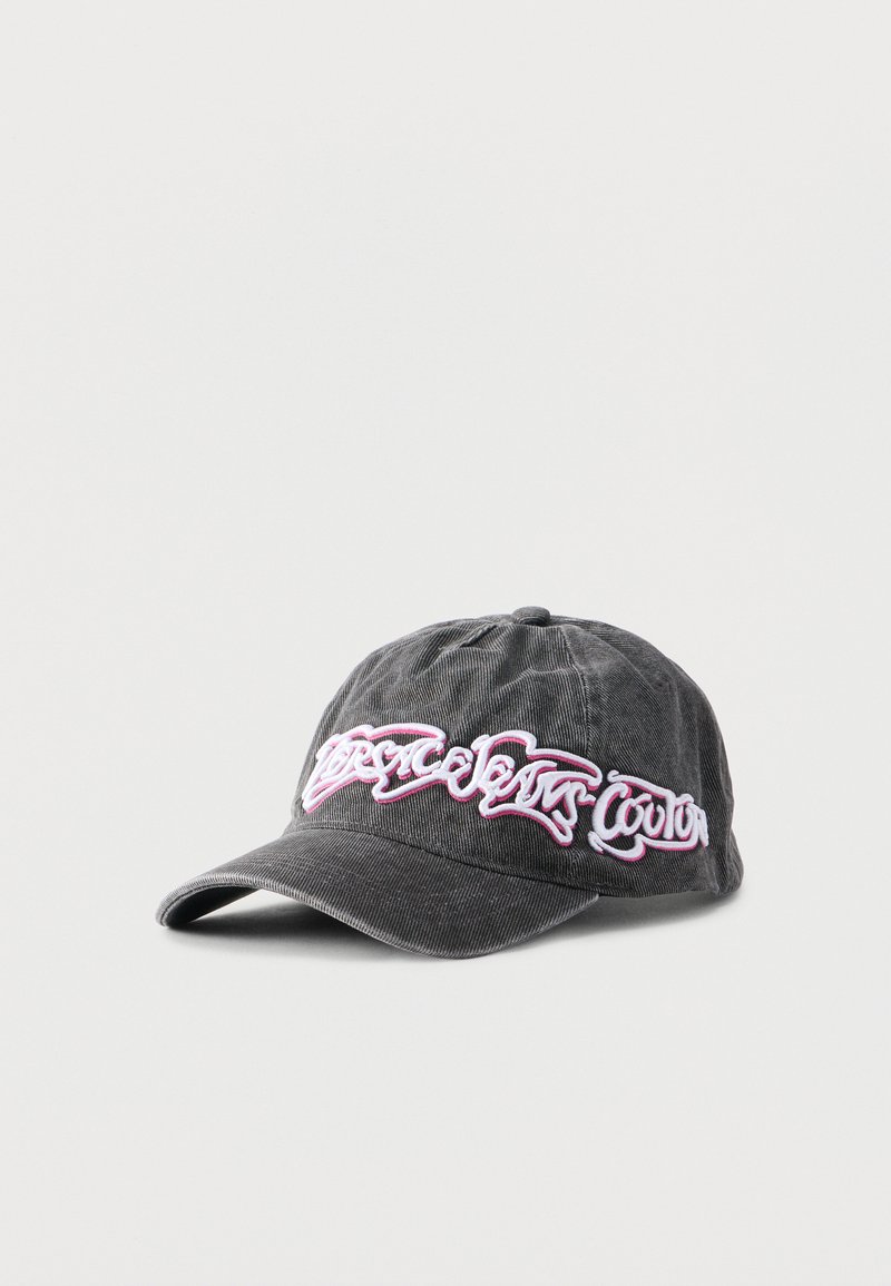 Σκούφο σκοτεινού γκρι κορδούρας με καμπύλη γείσο και ροζ και λευκό κεντημένο κείμενο με καλλιγραφικά γράμματα στο μπροστινό μέρος.