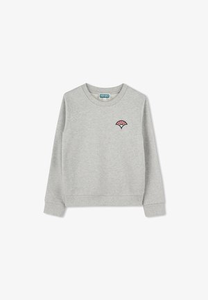 Sweatshirt gris en matériau doux. Présente un col ras du cou et des poignets côtelés, avec un petit logo brodé sur la poitrine gauche.