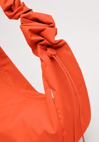 GOT BAG MOON RUFFLE - Käsilaukku - hot coral