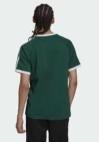 adidas Originals STRIPES TEE UNISEX - Marškinėliai su spaudiniu - green