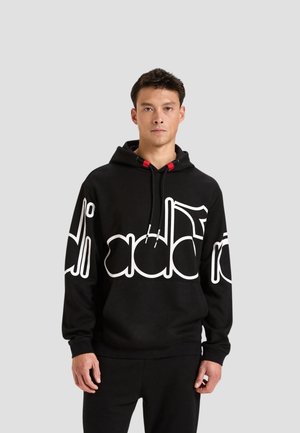 Felpa con cappuccio nera in misto cotone con grande logo bianco sul petto, dettaglio rosso sui lacci e tasca a marsupio.
