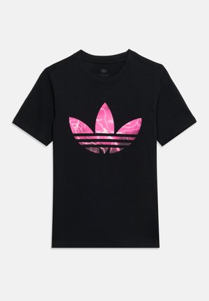 Zwart T-shirt met korte mouwen en een groot roze Adidas Trefoil-logo met bliksemschichtpatroon aan de voorkant.