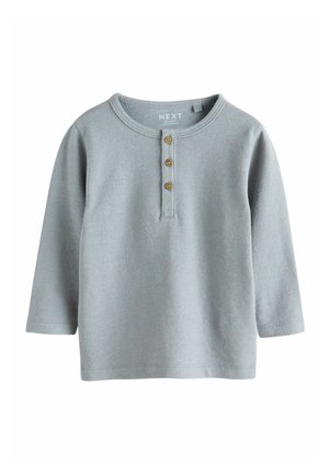 Lysegrå langærmet toddler trøje med tre brune knapper på en kort lomme og rund halsudskæring.