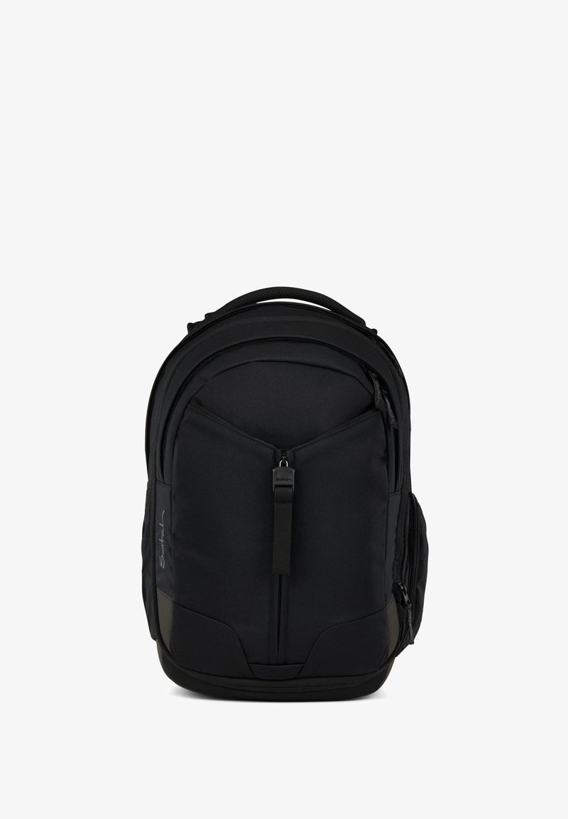 Schwarzer Rucksack aus strapazierfähigem Stoff, mit mehreren Fächern, einem glatten Reißverschluss, gepolstertem Rückenpanel und verstärktem Boden für zusätzlichen Halt.