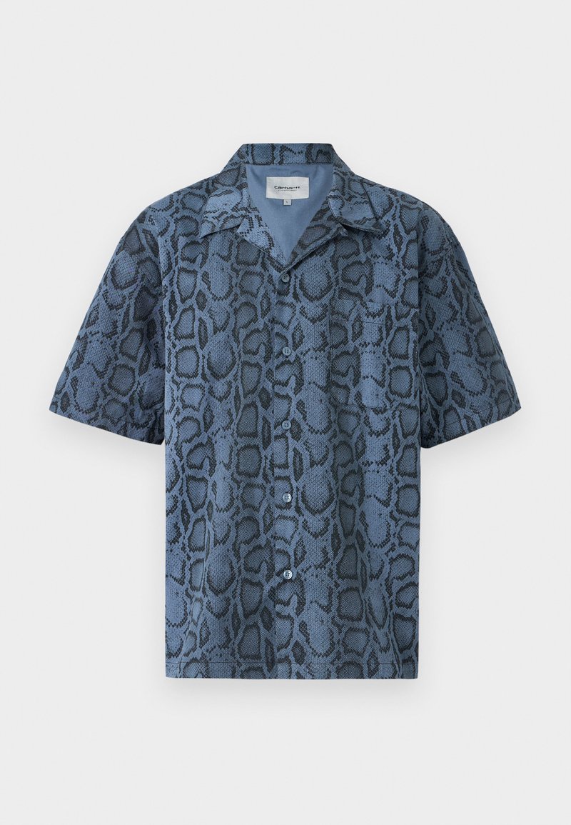 Camisa de manga corta en tejido azul texturizado con un estampado de serpiente en negro, con cuello de punta y cierre delantero con botones.