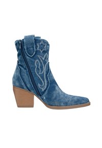Bota vaquera de denim azul con punta afilada, costuras decorativas en blanco, cremallera lateral y tacón apilado de aspecto de madera.