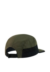Gorra ajustable verde y negra con visera curva y paneles laterales de malla para ventilación, vista desde el ángulo trasero y lateral.