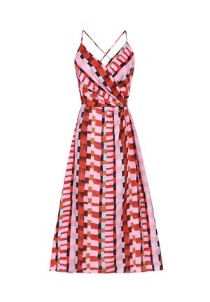 Rode en roze gewatteerde wikkeljurk met verstelbare spaghetti-hengsels, met een geometrisch ontwerp in verschillende blokkleuren en een vloeiende silhout. 