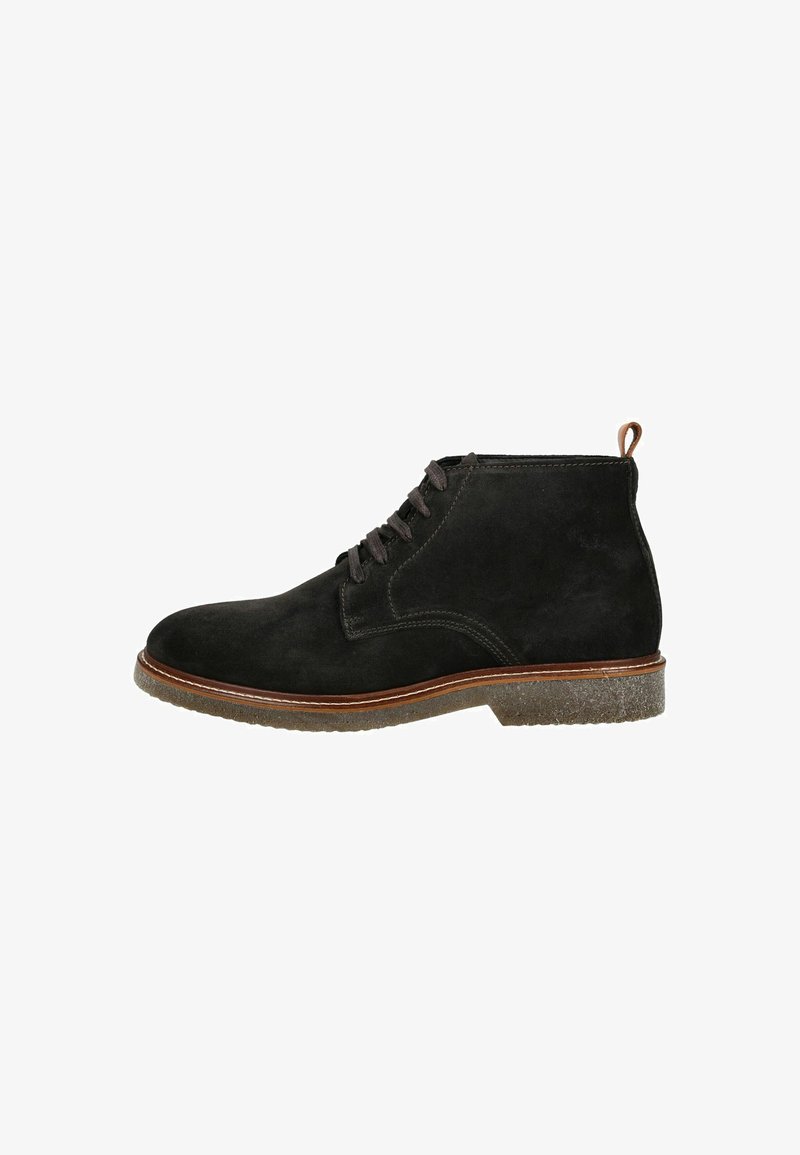 Stivali alla caviglia in suede nero con punta arrotondata, stringati frontalmente e con un accento in pelle marrone sul tallone. Suola in gomma testurizzata con un bordo beige.