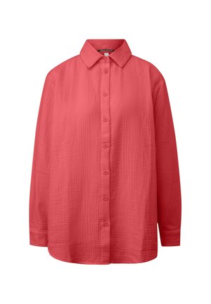 Camicia rosa corallo a maniche lunghe con bottoni, colletto appuntito e tessuto strutturato, mostrata su sfondo bianco.