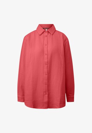 Camicia rosa corallo a maniche lunghe con bottoni, colletto appuntito e tessuto strutturato, mostrata su sfondo bianco.