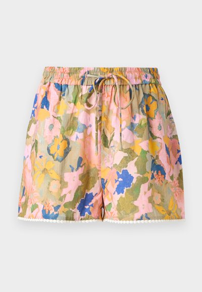 Σορτς με ελαστική μέση και κορδόνι, πολύχρωμο λουλουδάτο σχέδιο σε ροζ, κίτρινο, μπλε και πράσινο, με μικρή λευκή πομ πον περιμετρικά στο τελείωμα.