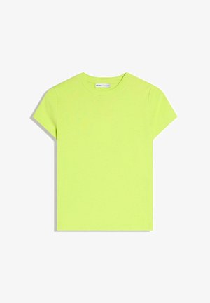 Rövid ujjú, kerek nyakú póló élénk lime zöld színben, fehér háttéren kifektetve, a nyakánál látható Bershka címkével.