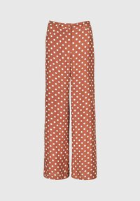 Pantalons large en tissu marron avec de grands pois blancs. Comprend une fermeture à bouton et des poches avant. Texture lisse.