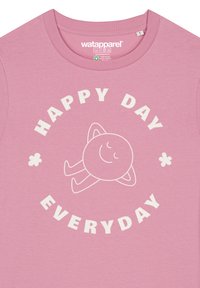 Lichtroze T-shirt van katoen met een ontspannen pasvorm. Het ontwerp aan de voorkant bevat de tekst "HAPPY DAY EVERYDAY" en een graphic van een glimlachende zon.