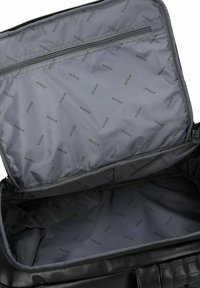 Zwarte tas van kunstleer met ritssluiting, met een grijze binnenkant die is bekleed met een herhalend "Guess" logo patroon en een binnenvak met rits.