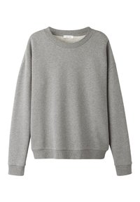 Grå sweatshirt med rundad halsringning, sänkta axlar, långa ärmar och ribbade mudd och fåll. Tillverkad av mjukt, strukturerat tyg.