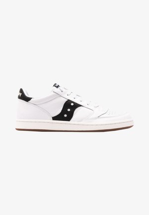 Zapatilla deportiva blanca de corte bajo con detalles de logo en negro, diseño con cordones, puntera perforada y suela de goma.