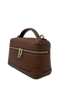 Brązowa skórzana kosmetyczka o teksturowanym wykończeniu, złotymi zamkami błyskawicznymi i uchwytem na górze. Projekt charakteryzuje się zaokrąglonymi krawędziami i ustabilizowaną formą.