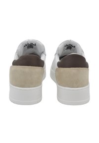 Sneakers bianchi con una finitura liscia, caratterizzate da dettagli in suede beige e marrone sul tallone e una suola in gomma bianca.