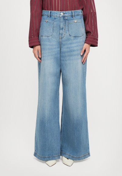 Wijdvallende blauwe denim jeans met een hoge taille, voorzien van twee voorzakken en een subtiele vervaagde textuur. De op maat gemaakte zoom maakt de look compleet.