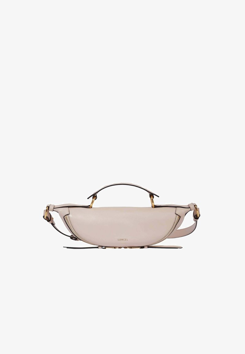 Sac à épaule en cuir beige clair avec des accessoires en or. Présente un design courbé, un fond plat et une bandoulière détachable. Logo de la marque affiché de manière proéminente.