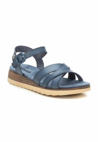 Sandalias de cuña de cuero azul con correas entrecruzadas, hebilla ajustable en el tobillo y suela de goma ligera. Plantilla texturizada para mayor comodidad.