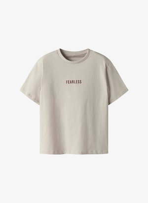 Beżowy, krótki rękaw T-shirt z napisem "FEARLESS" w ciemnoczerwonym kolorze na środku klatki piersiowej.
