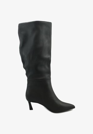 Zwarte leren kniehoge laars met een slouchy ontwerp, puntige neus en een bescheiden hak. Gladde textuur, minimale stikseldetails.