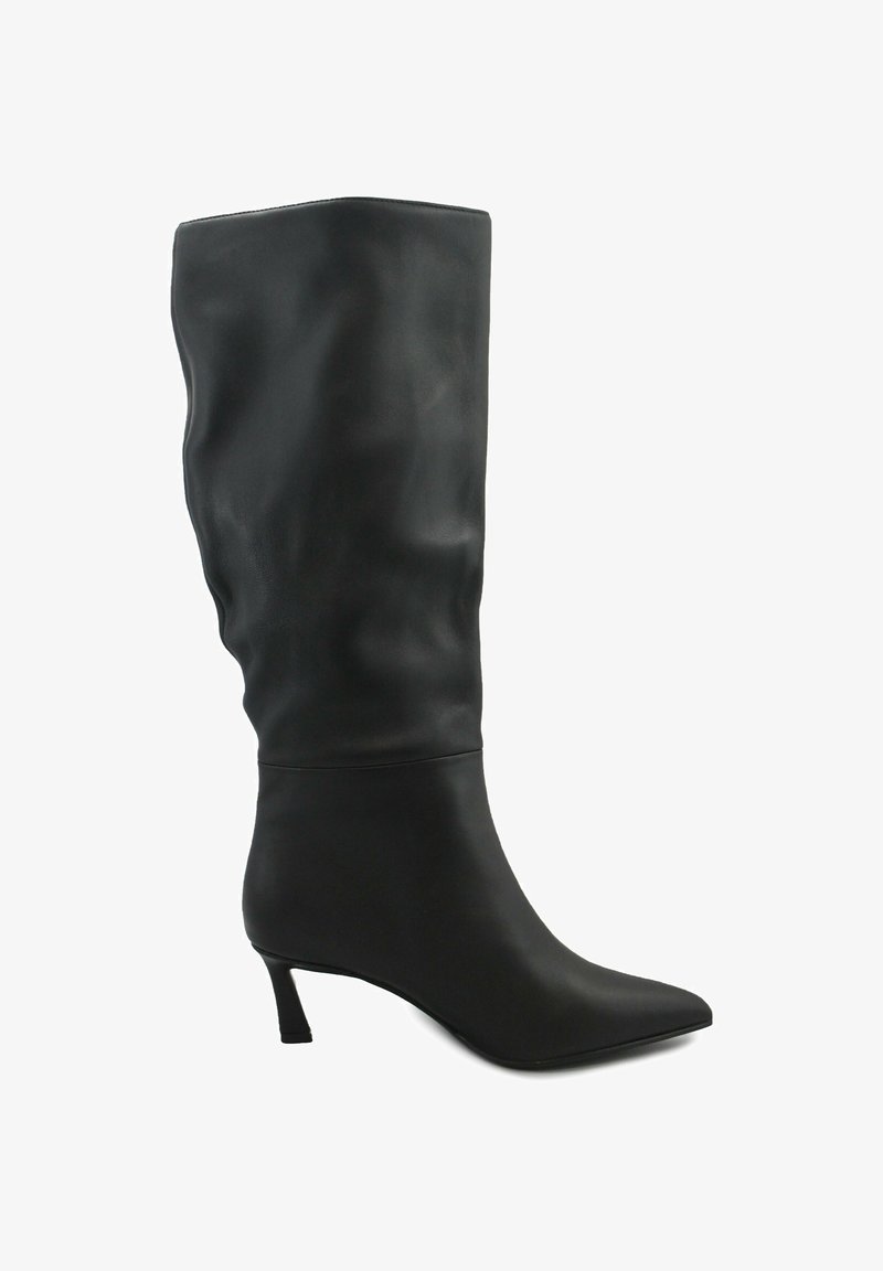 Stivale alto in pelle nera con design svasato, punta affusolata e tacco modesto. Texture liscia, dettagli di cucitura minimi.