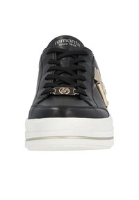 Schwarze Leder-Sneaker mit weißer Gummisohle, ausgestattet mit schwarzen Schnürsenkeln und einem goldenen Akzent an der Seite. Glatte Textur und runde Zehenform.