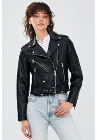 Zwarte leren motorjack met zilveren ritsen, asymmetrische voorkant en een ceintuur in de taille. Beschikt over meerdere ritszakken en een gladde textuur.