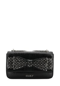 Borsa nera in ecopelle con superficie testurizzata, caratterizzata da un grande fiocco con borchie e tracolla a catena con dettagli argentati.