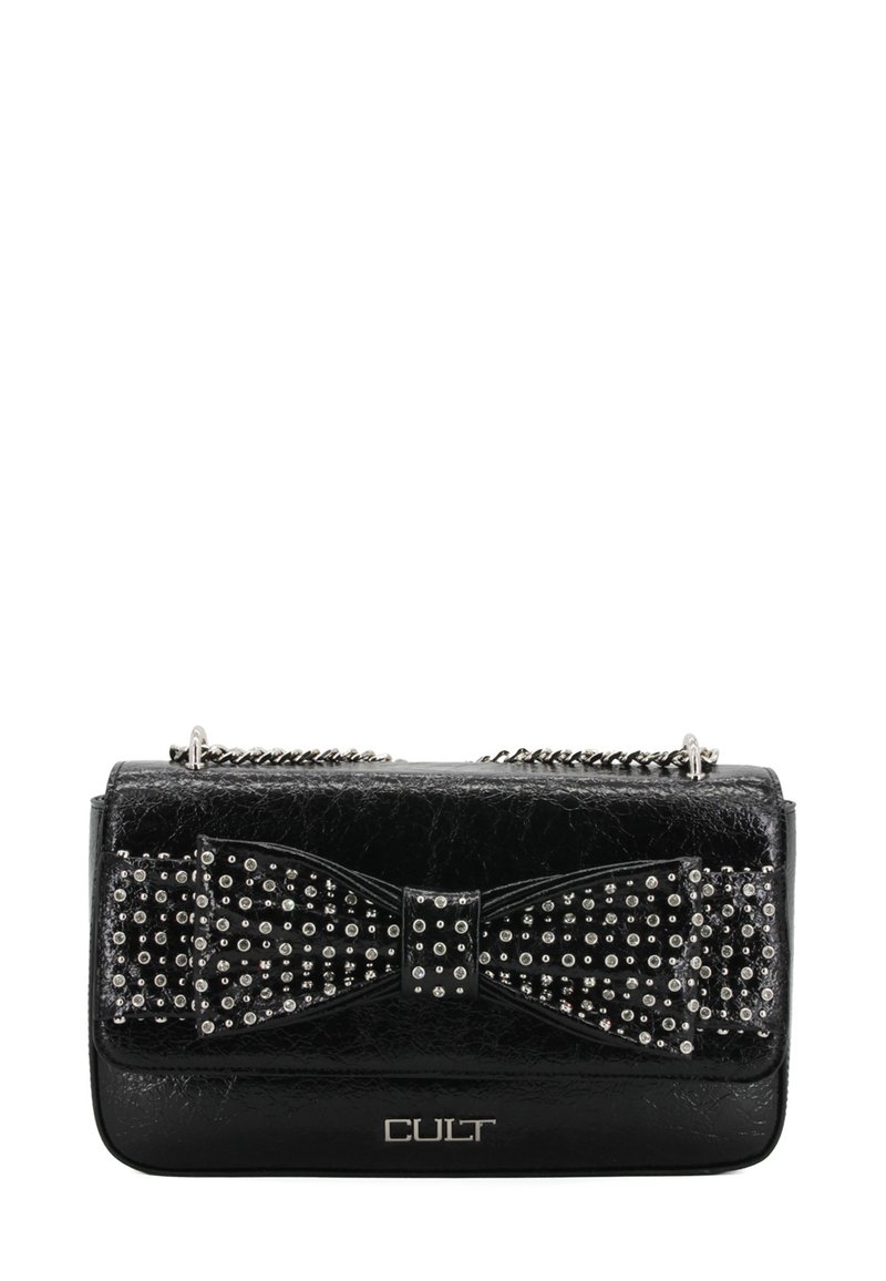 Borsa nera in ecopelle con superficie testurizzata, caratterizzata da un grande fiocco con borchie e tracolla a catena con dettagli argentati.