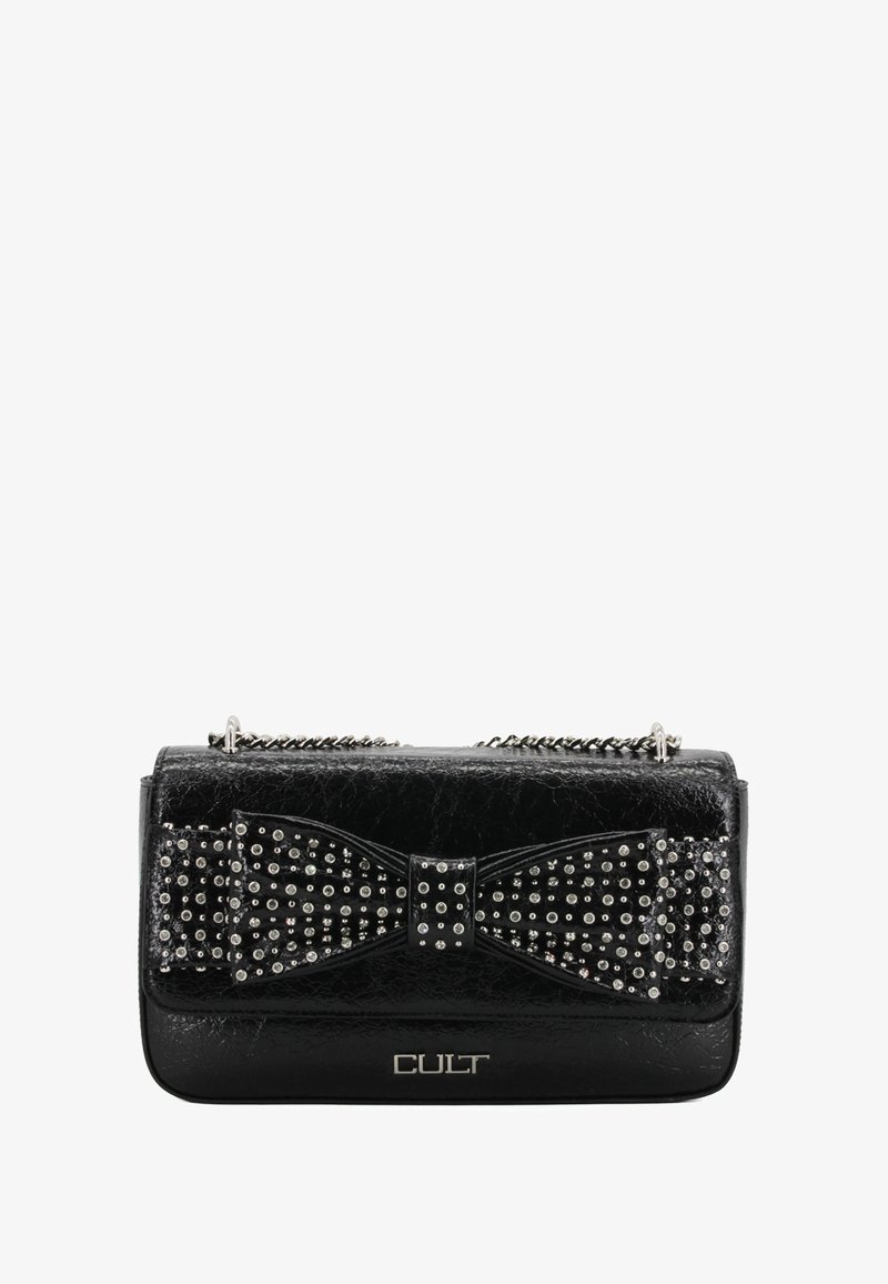 Borsa nera in ecopelle con superficie testurizzata, caratterizzata da un grande fiocco con borchie e tracolla a catena con dettagli argentati.