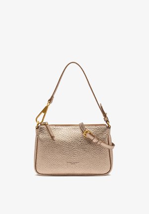 Borsa a tracolla in pelle testurizzata color oro rosa metallizzato, con chiusura a zip, tracolla regolabile e dettagli in metallo dorato.