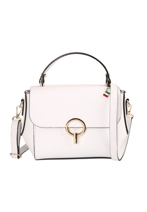 Sac à main en cuir blanc avec poignée supérieure, bandoulière réglable, fermoir circulaire doré et petit charm drapeau italien sur la sangle.