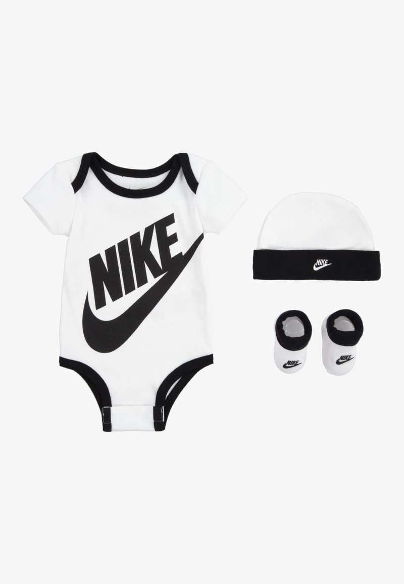 Baltas medvilninis džemperis su juodu apvadu ir dideliu "NIKE" logotipu, derinamas su atitinkama juoda ir balta kepure bei kojinėmis su Nike logotipu.