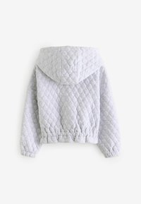Veste grise matelassée avec capuche, présentant un design court, des poignets et un ourlet élastiqués, ainsi qu'une texture en motif diamants.