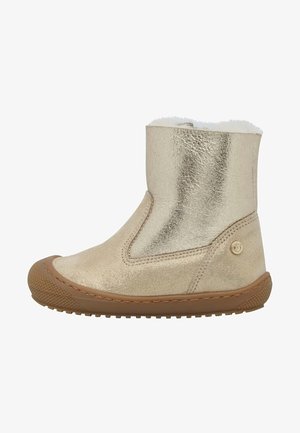 Goldfarbener Stiefelette aus Kunstleder mit weichem weißem Futter, rundem Zehenbereich und brauner Gummisohle; ausgestattet mit einer Seitennaht und Logo-Details.