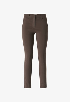 Braune Slim-Fit-Hosen mit flachem Bund, Gürtelschlaufen und glatter Stoffstruktur. Keine sichtbaren Taschen oder zusätzlichen Verzierungen.