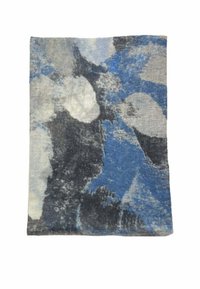 Tapis abstrait avec un mélange de nuances de bleu, de gris et de blanc. Présente une surface texturée et des motifs fluides et organiques tout au long. Forme rectangulaire.