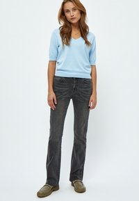 Minus MIMILLA V- NECK KNIT TEE 1 - Navadna majica - ice blue